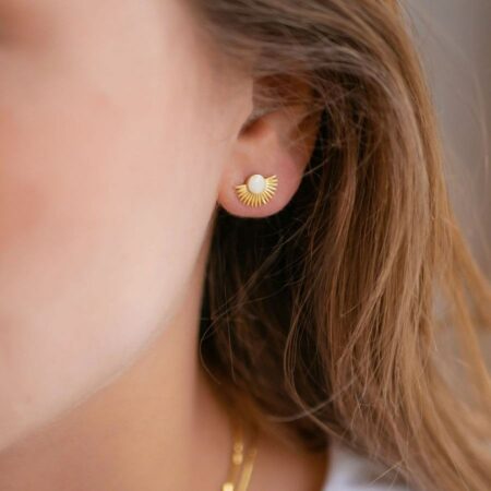enamel øreringe guld med hvid perle