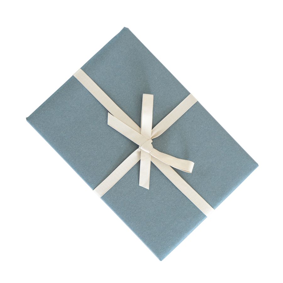 gavepapir med oliven bånd og blå