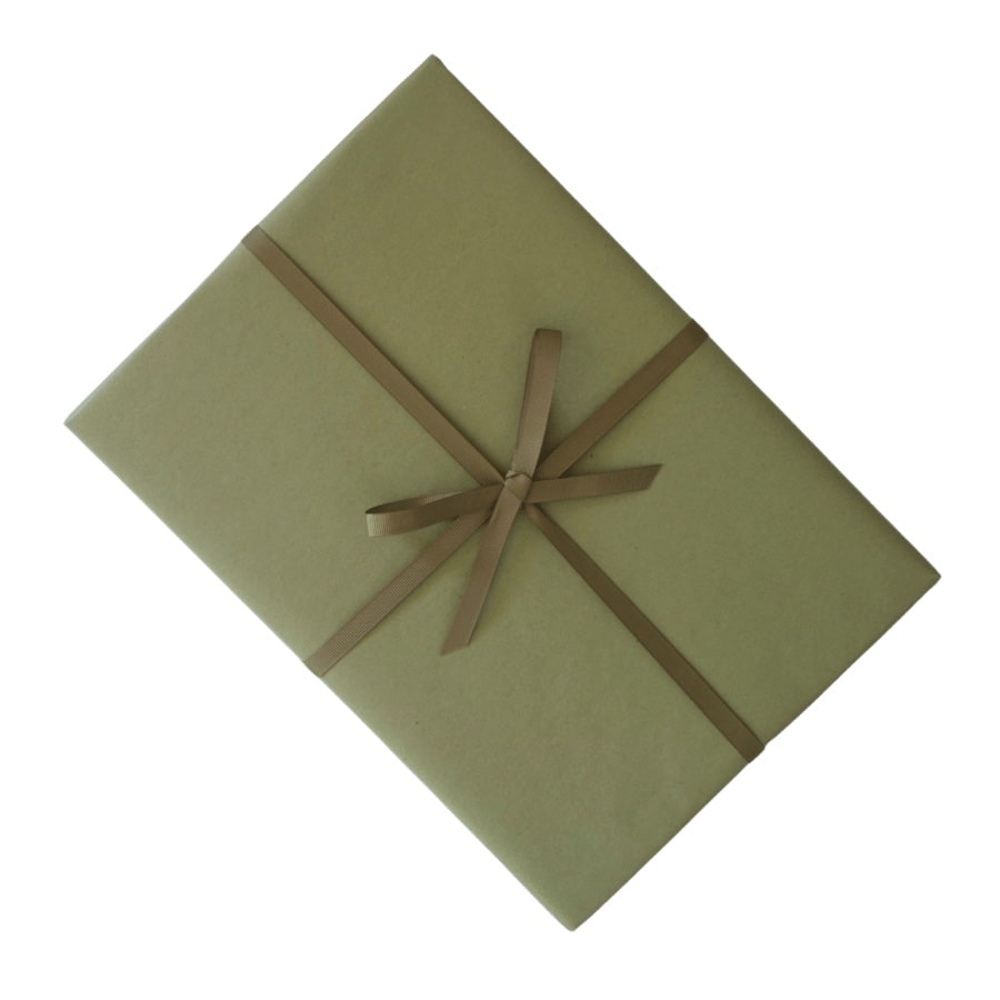 gaveindpakning med grøn papir