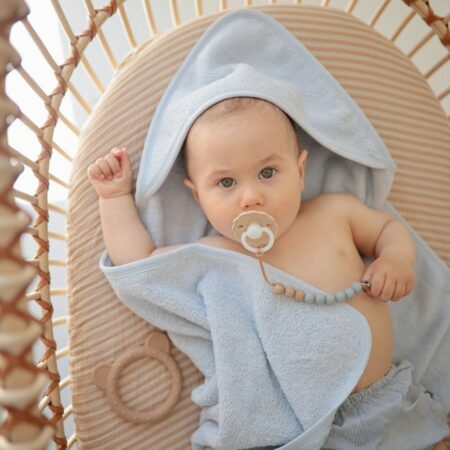 håndklæde til baby med hætte i lys blå fra Mushie