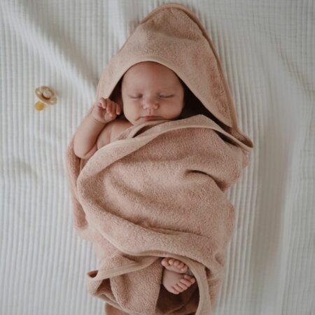 håndklæde til baby med hætte i rosa fra Mushie